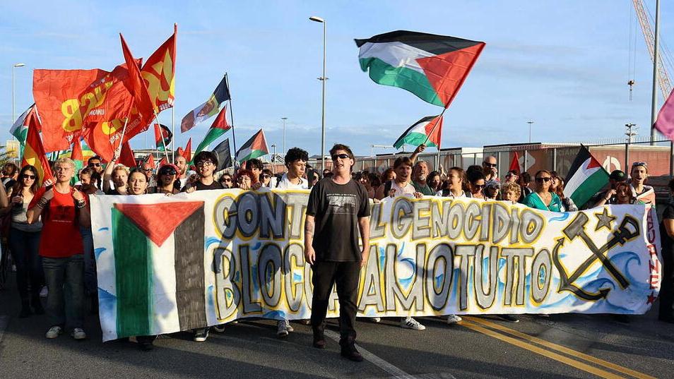 Le immagini della manifestazione davanti al porto di Marina di Carrara del 22 settembre 2025