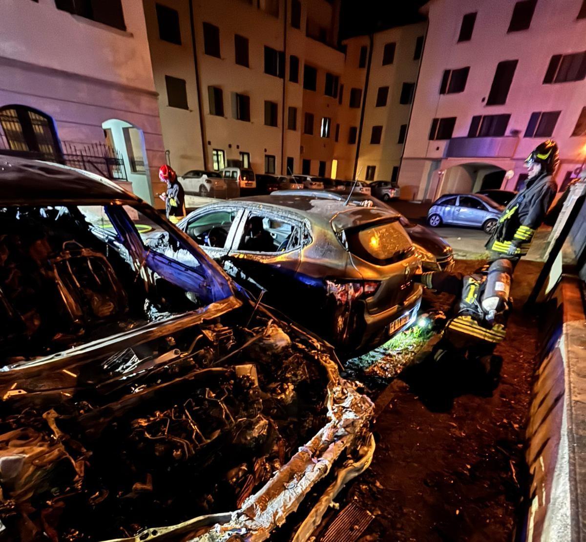 Incendio nella notte a Cadelbosco Sopra: distrutta una Volva, danneggiata un’altra auto