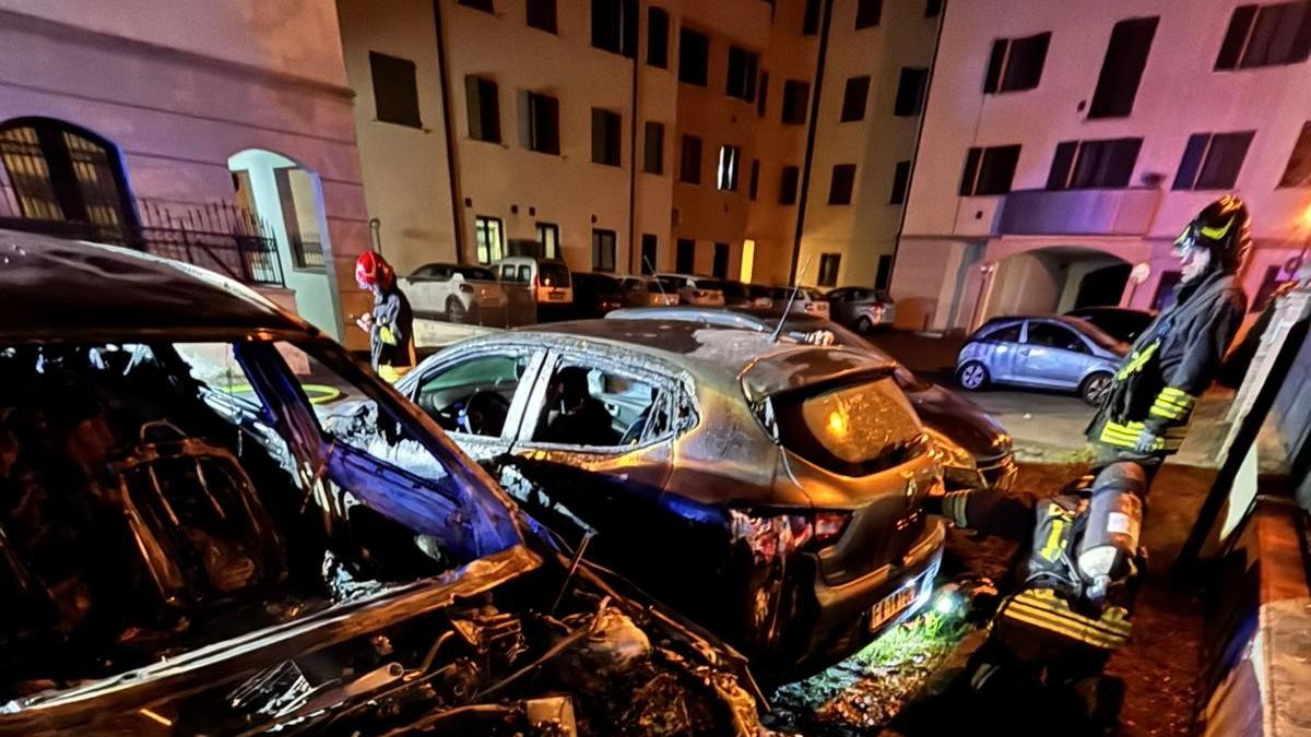 Incendio nella notte a Cadelbosco Sopra: distrutta una Volvo, danneggiata un’altra auto