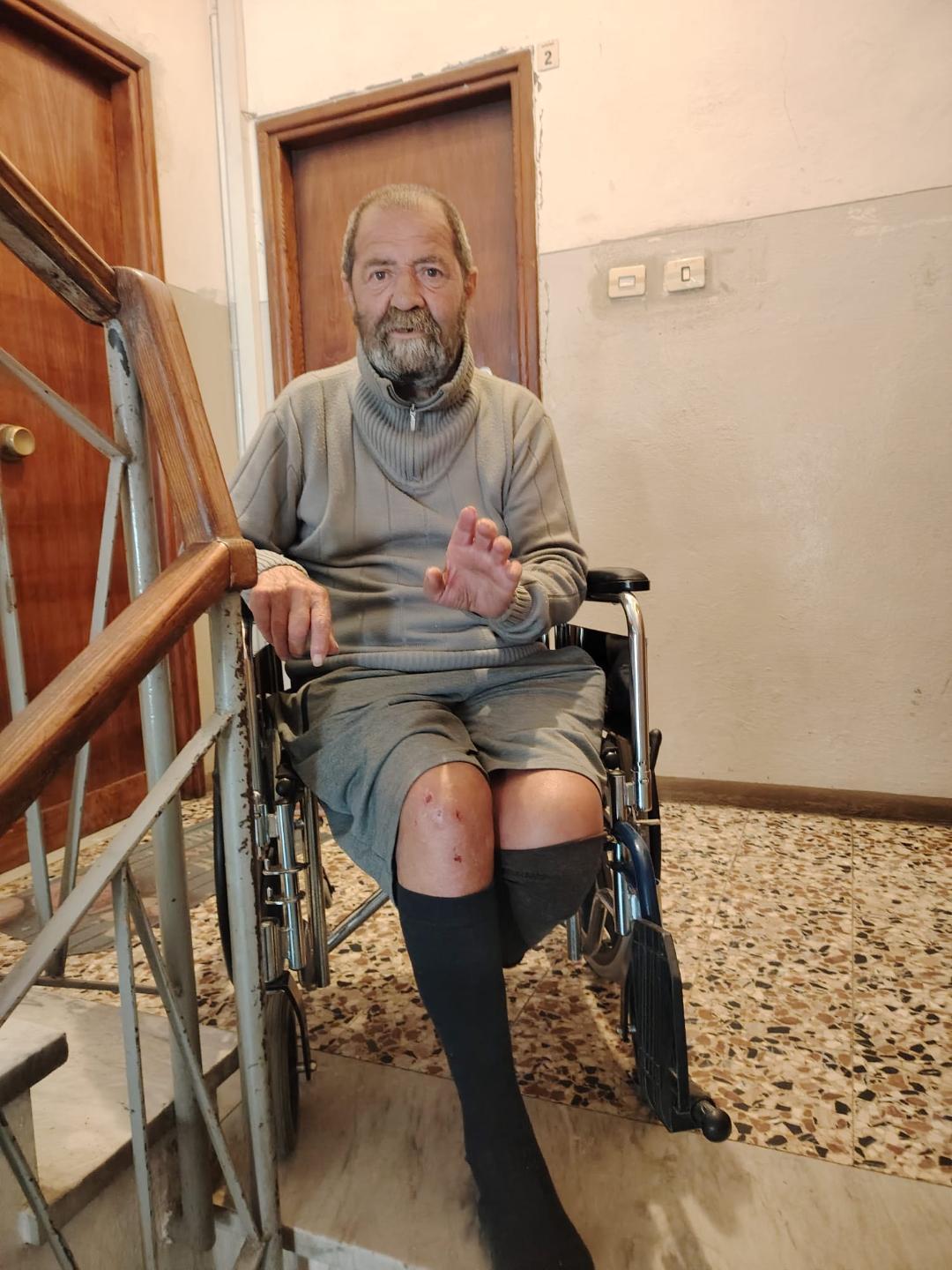 Zona stazione, parla l'anziano in carrozzina rapinato: «Quell’uomo mi è saltato addosso, mi ha strappato il borsello e sono finito a terra»