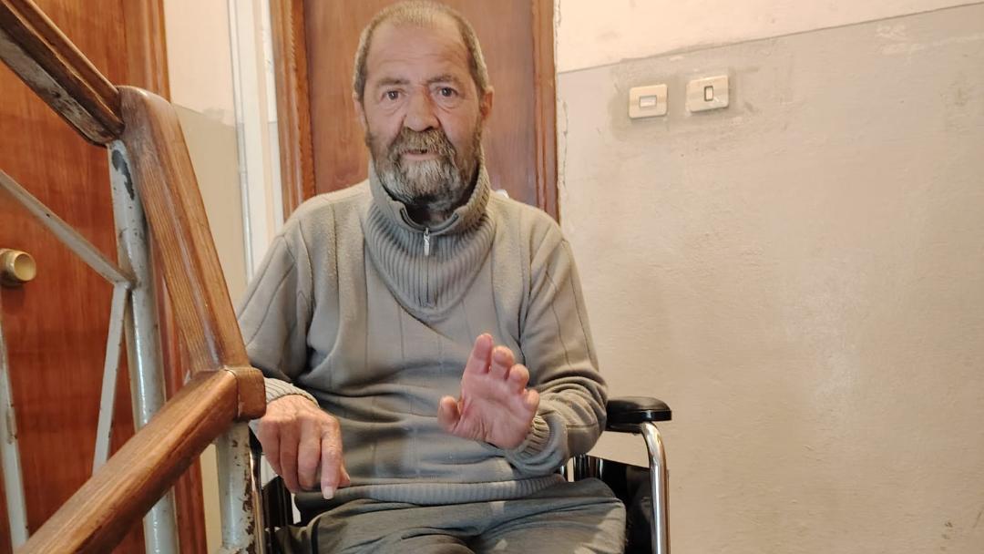 Zona stazione, parla l'anziano in carrozzina rapinato: «Quell’uomo mi è saltato addosso, mi ha strappato il borsello e sono finito a terra»