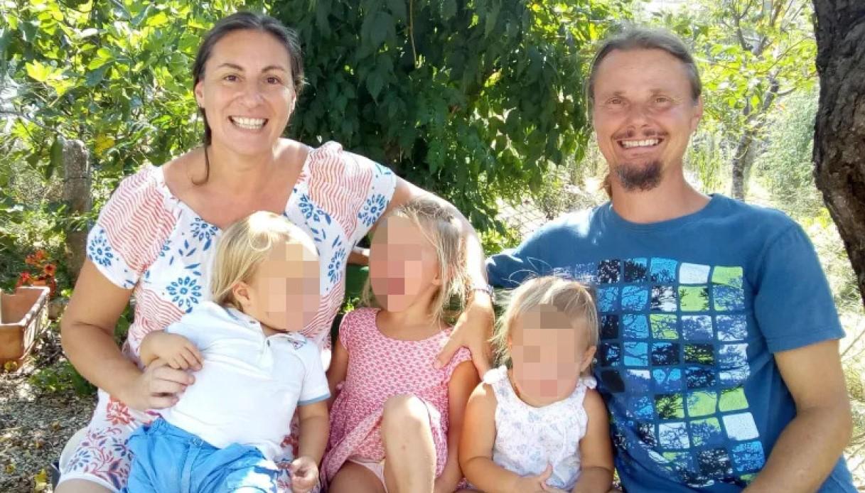 Famiglia nel bosco, per gli esperti «traumi per i bimbi separati dai genitori. Urgente ripristinare il nucleo familiare»
