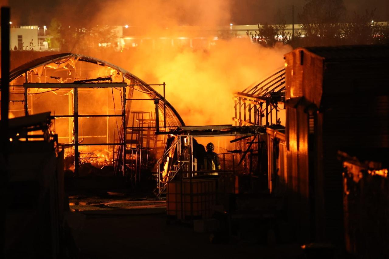 Spaventoso incendio in un’azienda agricola a Campogalliano: le fiamme divorano le serre – Video