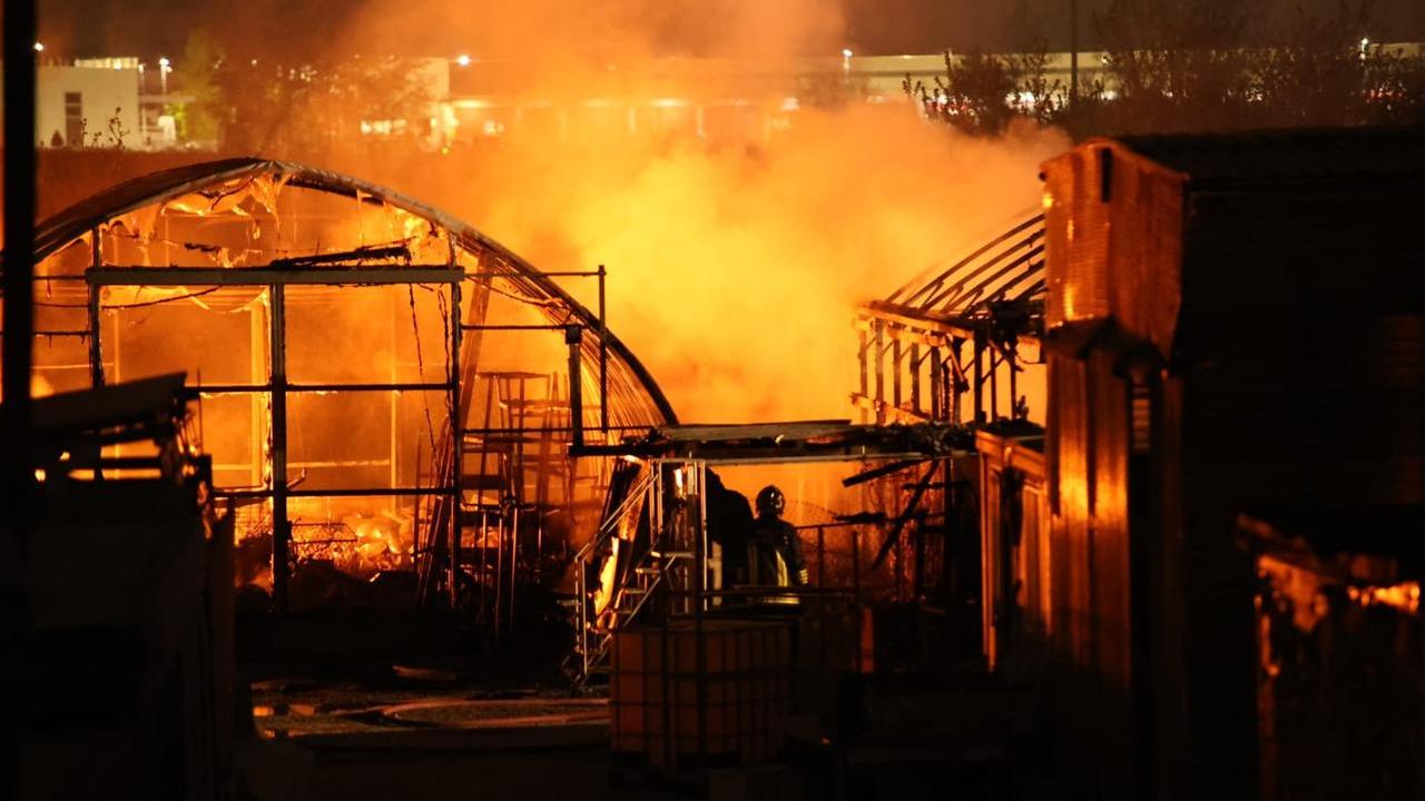 Spaventoso incendio in un’azienda agricola a Campogalliano: le fiamme divorano le serre – Video
