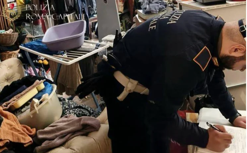 Orrore in una casa: neonato trovato tra droga, rifiuti e calcinacci. Denunciata la madre, arrestato il compagno