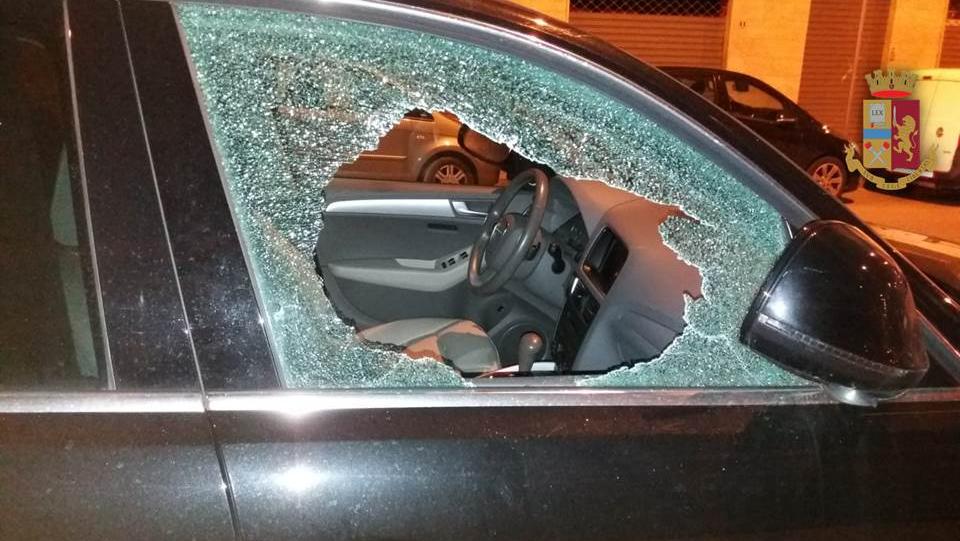 Un finestrino di un'auto spaccato (foto d'archivio)