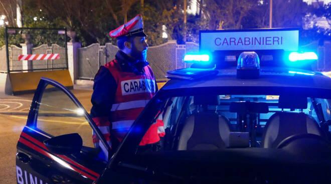 Coreglia, furto con strappo in discoteca: 5 denunciati