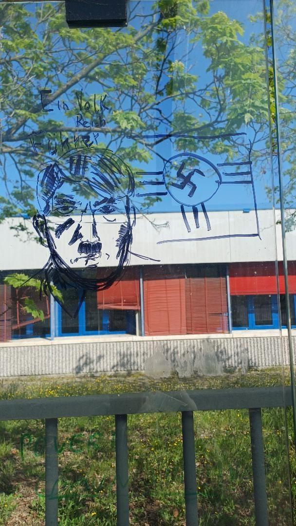 Scritte neonaziste e antisemite sulla pensilina della scuola