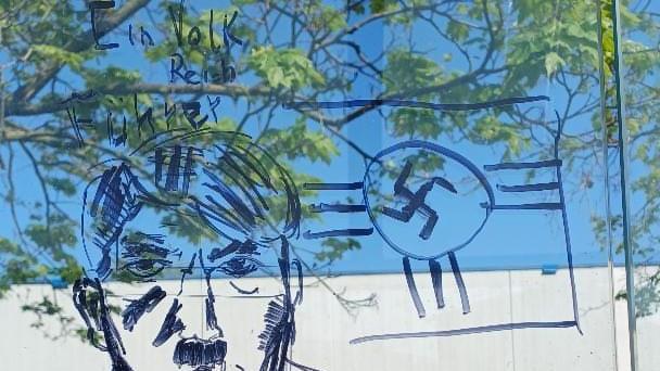Scritte neonaziste e antisemite sulla pensilina della scuola
