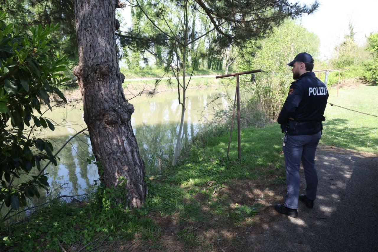 Ferrara, scivola nel Po di Volano: salvata una 70enne