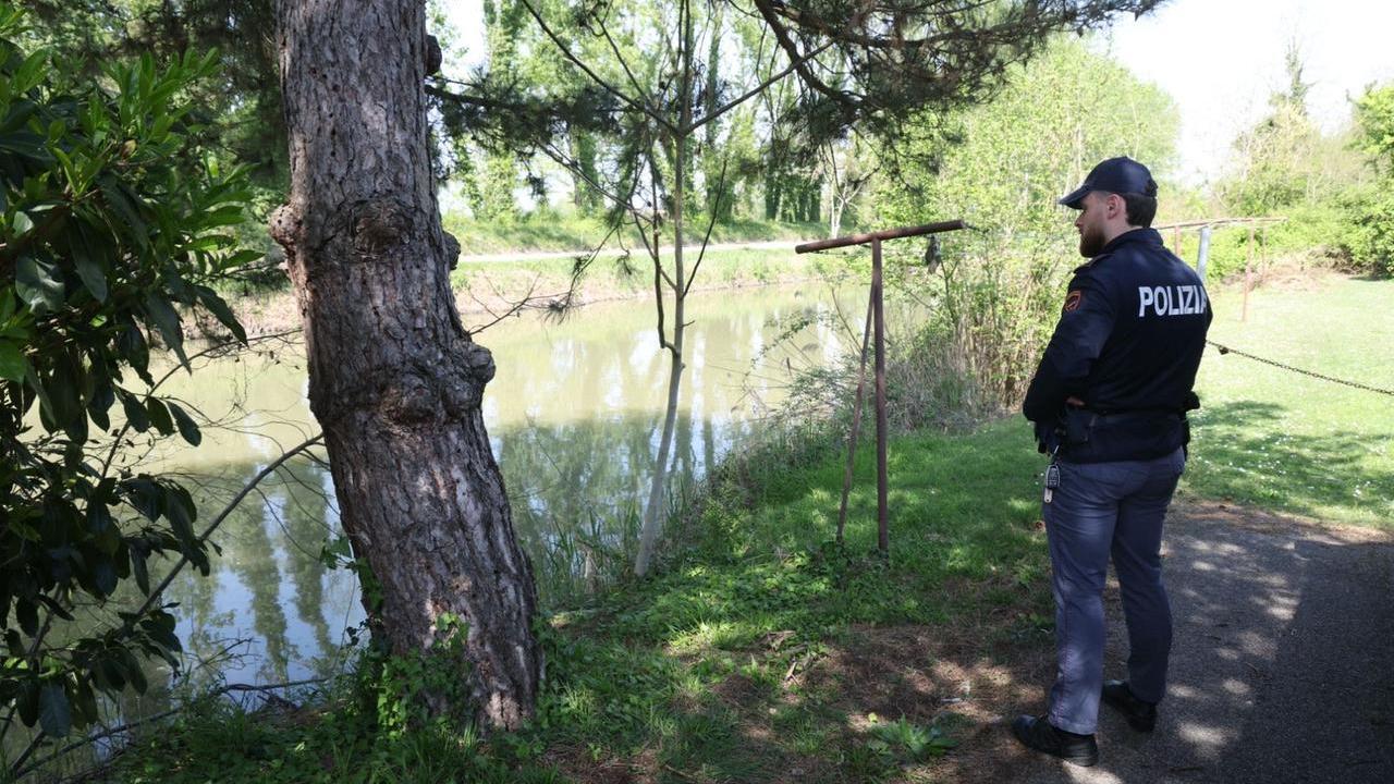 Ferrara, scivola nel Po di Volano: salvata una 70enne