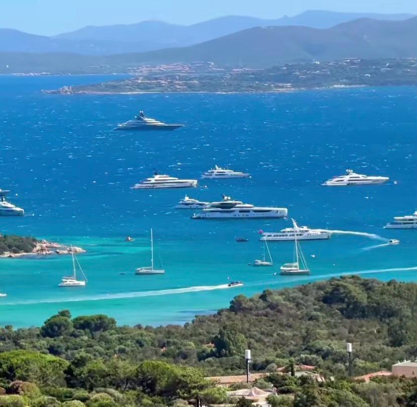 
	Yacht in rada a Cala di Volpe (fotogramma <em>@costasmeraldaofficial)</em>

