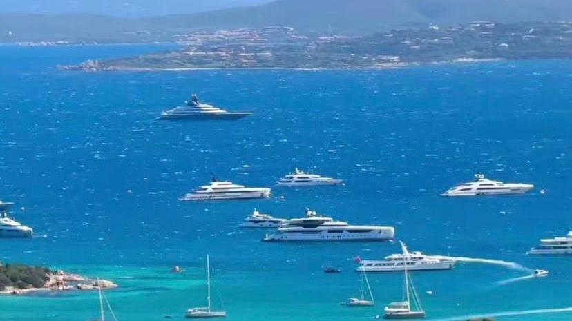 Yacht in rada a Cala di Volpe (fotogramma <em>@costasmeraldaofficial)</em>