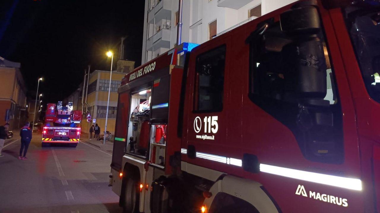 Prato, incendio nel vano contatori del condominio: fumo negli appartamenti, 60 evacuati – Cos’è successo