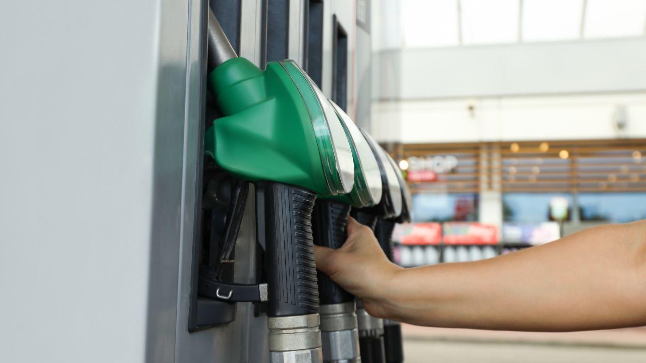 Caro carburante, è (ancora) boom dei prezzi in Italia. Una città toscana va in controtendenza: «Ribassi in tempo reale»