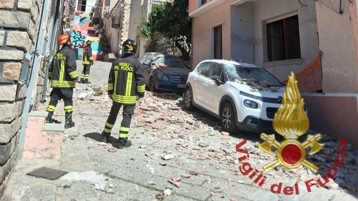 Crollo di macerie in pieno centro storico, coinvolte due auto in sosta