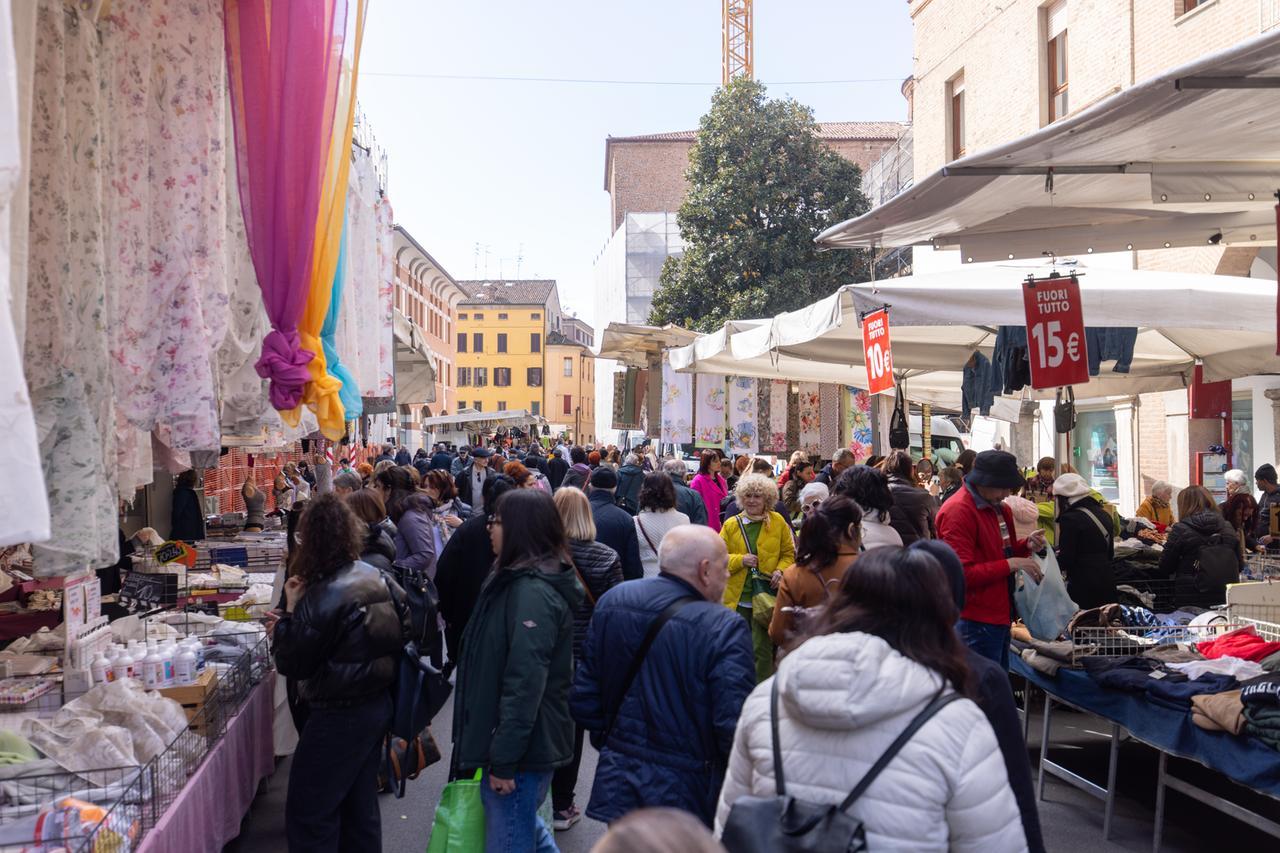 Ferrara, il mercato del venerdì torna in centro: gli orari e cosa cambia