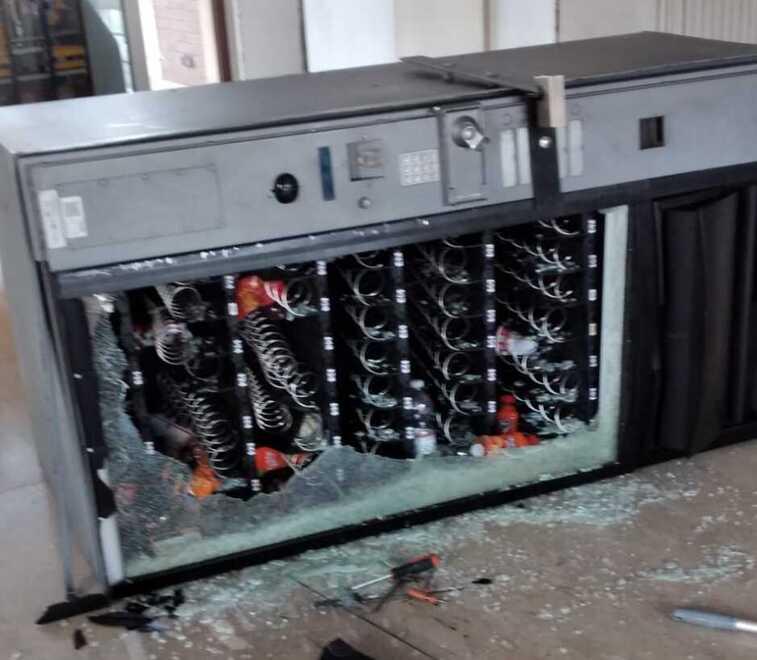 I danni al distributore di snack del Nautico