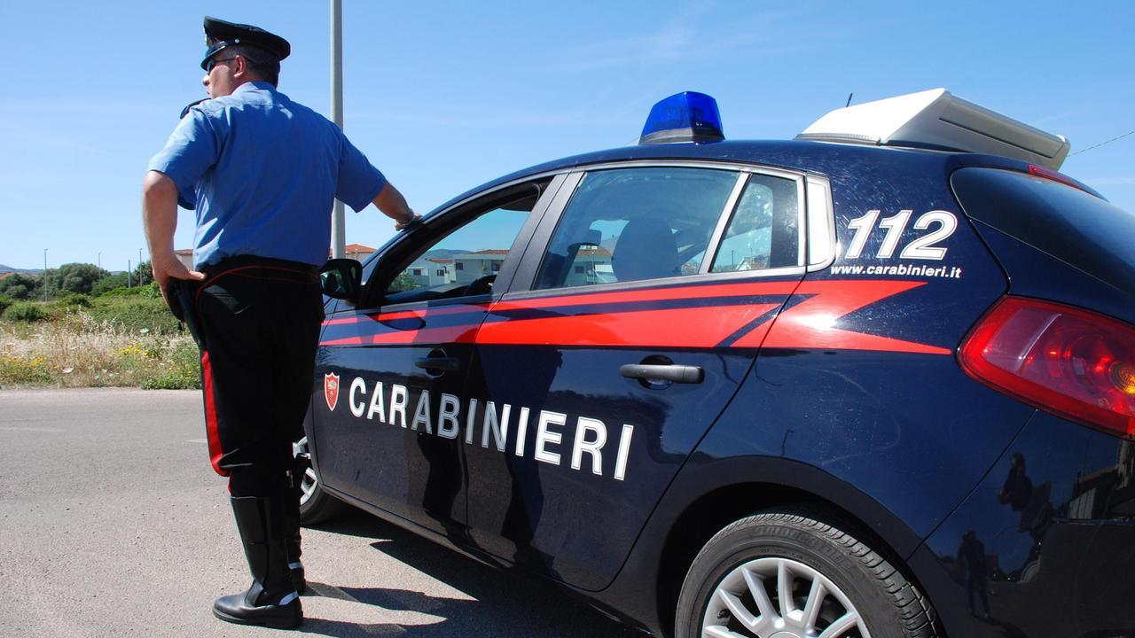 Attimi di terrore in piazza: aggredisce senza motivo un uomo a colpi di roncola poi fugge