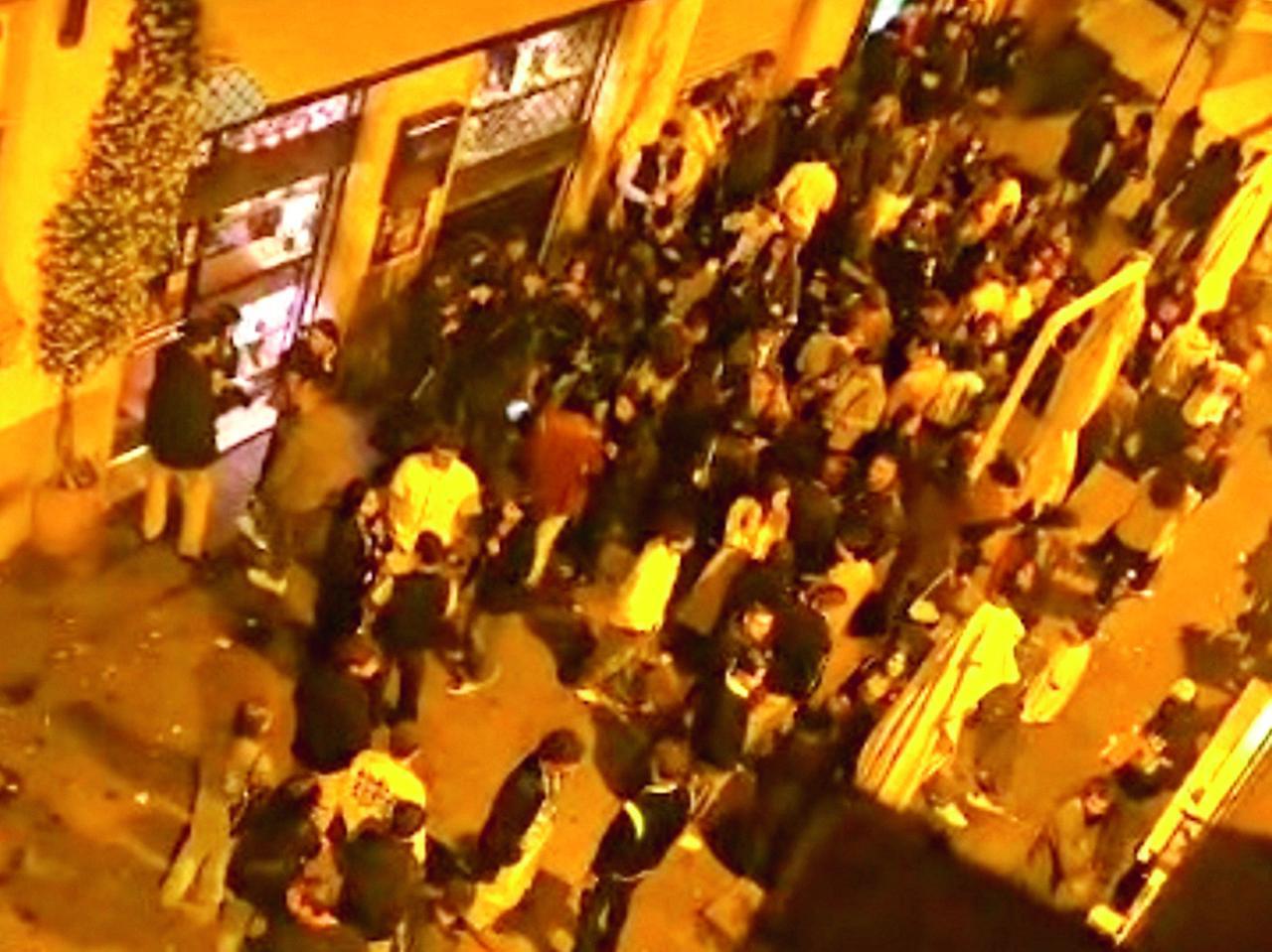 
	La folla in via Cambini, un classico del weekend livornese

