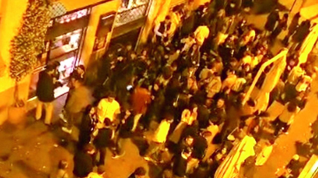 La folla in via Cambini, un classico del weekend livornese