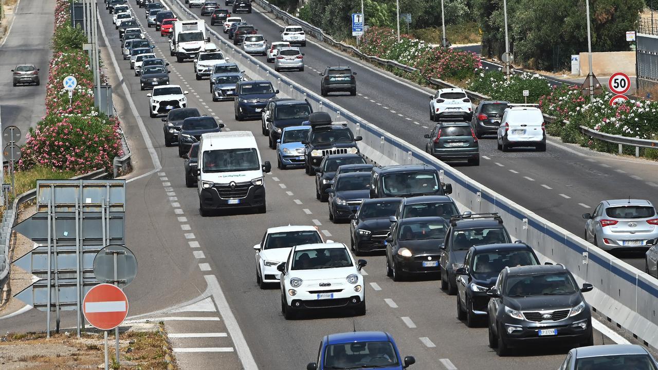 Arrivano le targhe con le nuove sigle provinciali, esce Sud Sardegna ed entrano “VS” e “OG”: tutte le novità