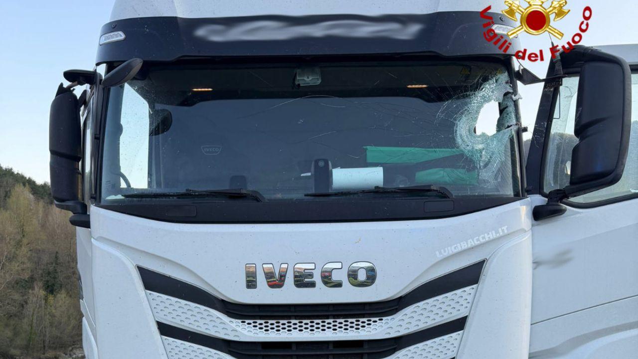 Il camion su cui viaggiava l'autista ferito