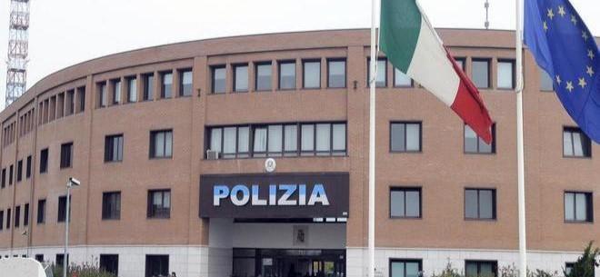 Spedizione punitiva contro il marito dell’amante: in sei sfondano la porta di casa e lo riempiono di botte