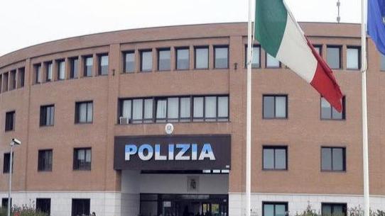 Spedizione punitiva contro il marito dell’amante: in sei sfondano la porta di casa e lo riempiono di botte