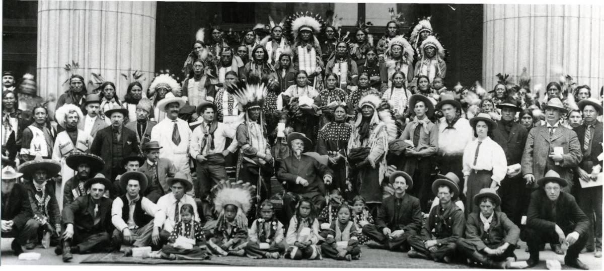 
	Il cast del circo con Buffal Bill seduto al centro in una foto scattata in Vaticano

