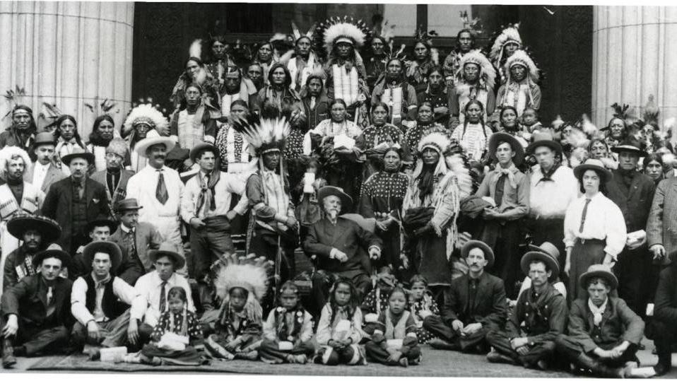 Il cast del circo con Buffal Bill seduto al centro in una foto scattata in Vaticano
