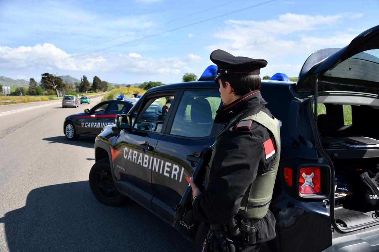 Non vede le operazioni di soccorso e finisce contro la pattuglia dei carabinieri: tre feriti