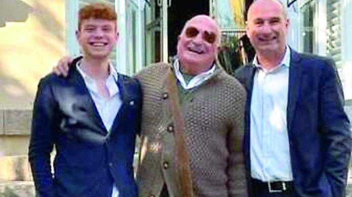 Al centro Carlo Gonzadi