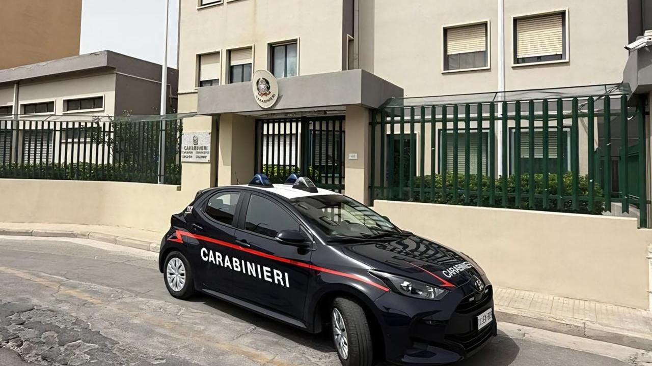 Era ai domiciliari ma i carabinieri lo trovano a passeggio: arrestato per evasione