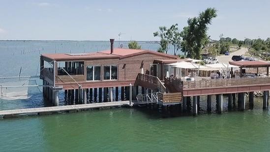 Da “Quattro ristoranti” al sequestro preventivo, il declino dell’ittiturismo sulla palafitta: ecco dove