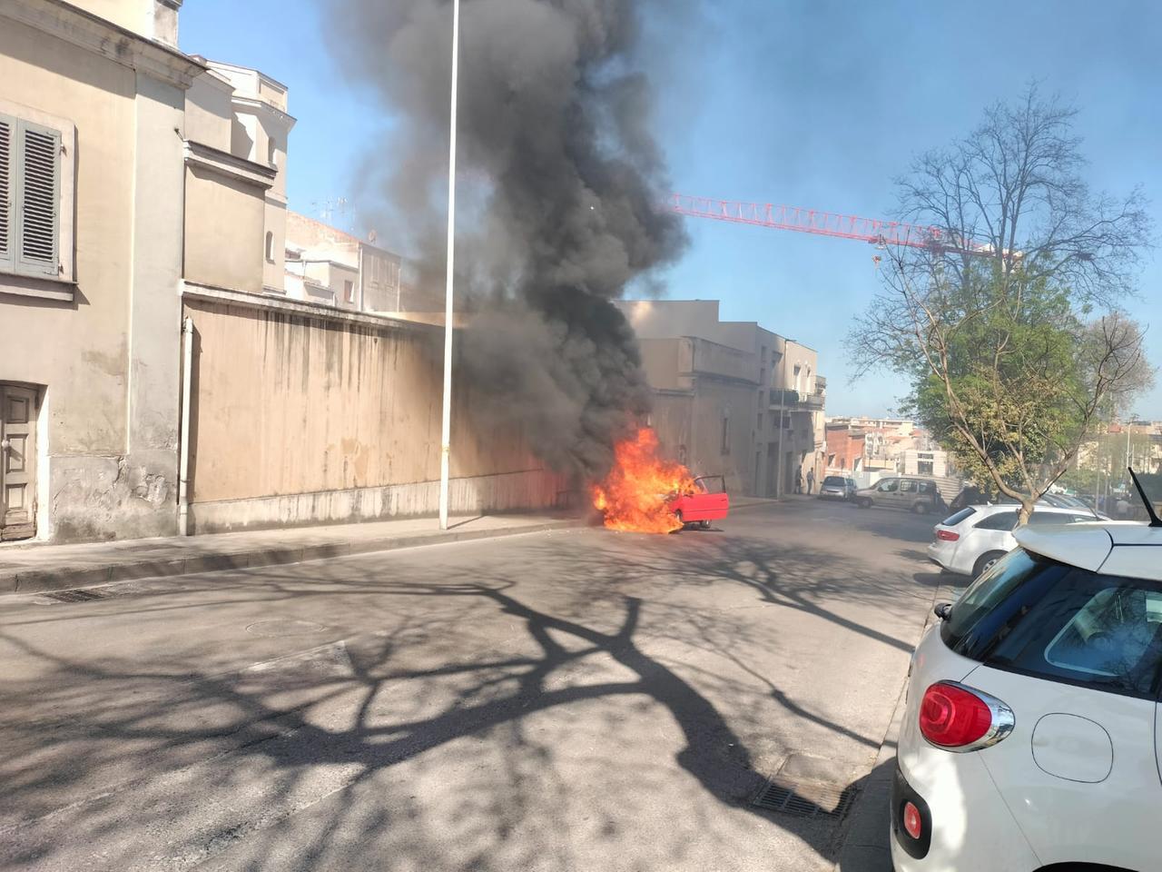 Sassari, auto in fiamme mentre è in marcia: viale Umberto paralizzato