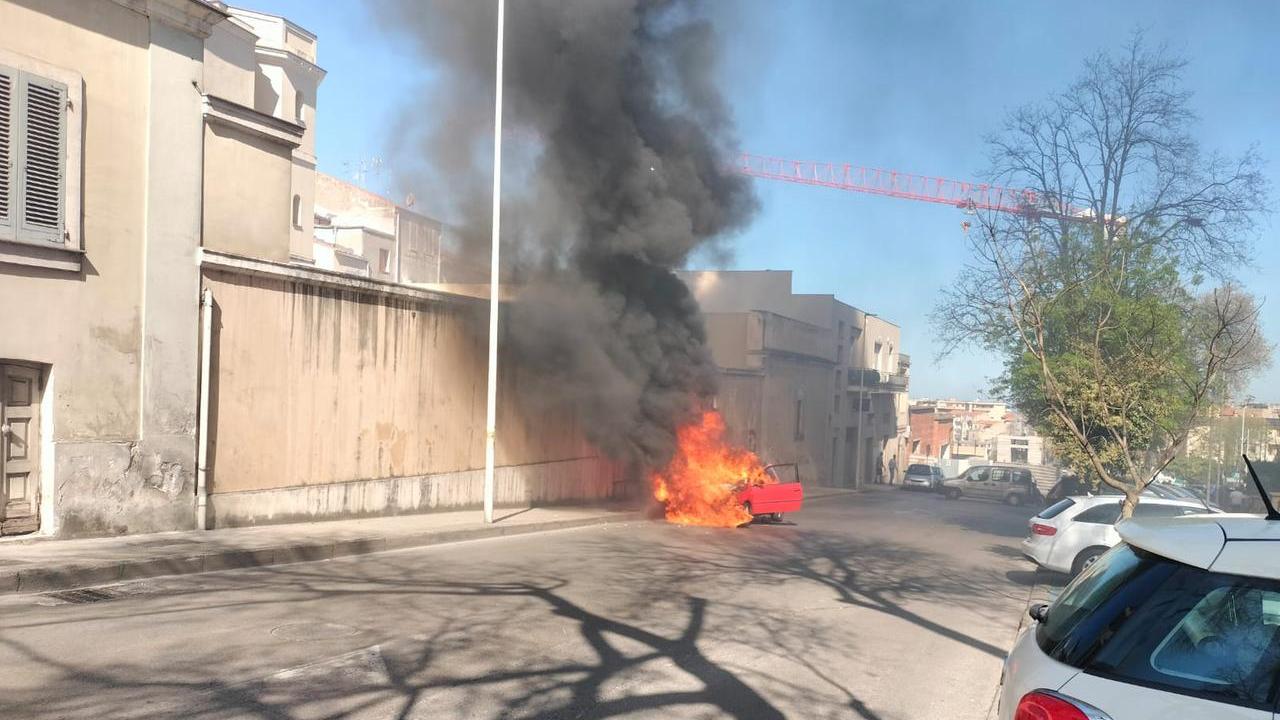 Sassari, auto in fiamme in viale Umberto: traffico paralizzato – Video