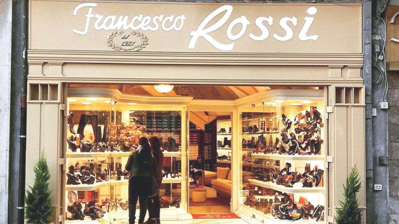 
	La vetrina del negozio Rossi a Pisa

