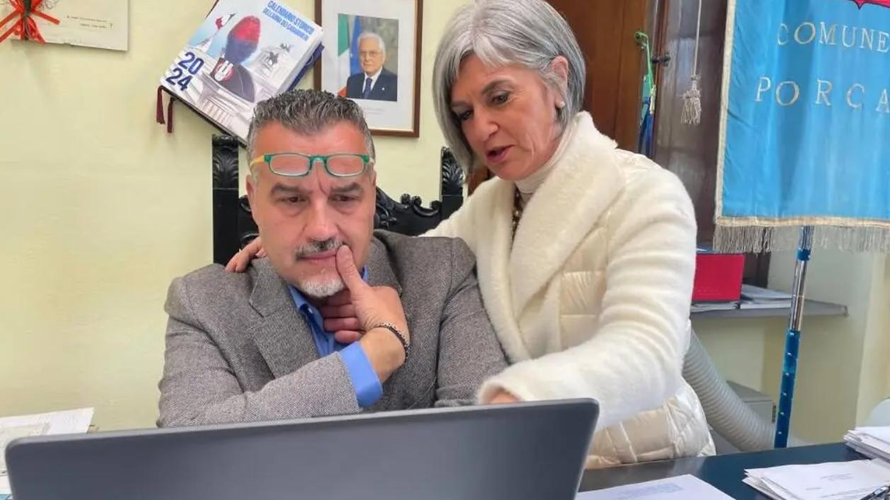 Il sindaco Leonardo Fornaciari con la vice Roberta Menchetti