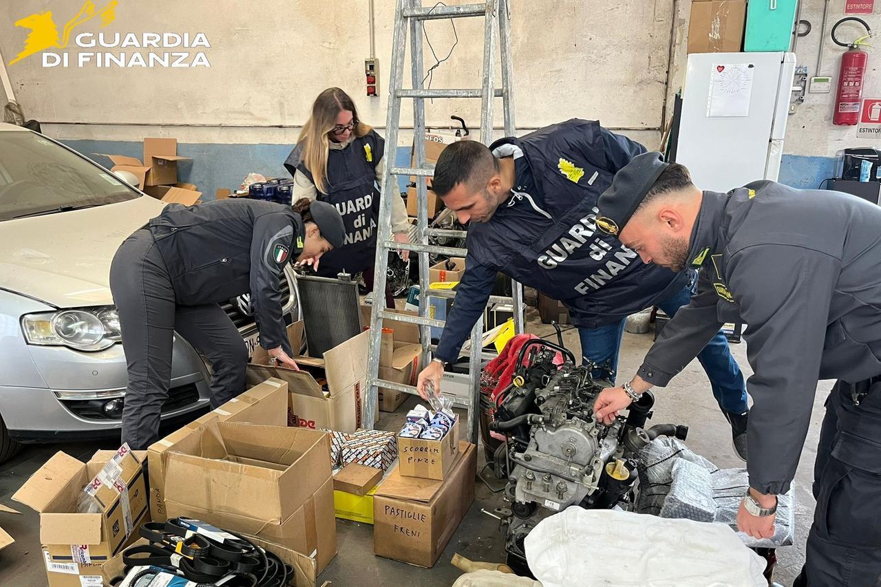 Ferrara, officine e autolavaggi abusivi: chiuse tre attività dalla Guardia di Finanza