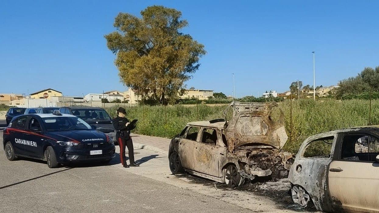 Notte di fuoco: quattro auto in fiamme, si segue la pista dolosa