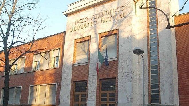 Spray al peperoncino al Tassoni: studenti evacuati