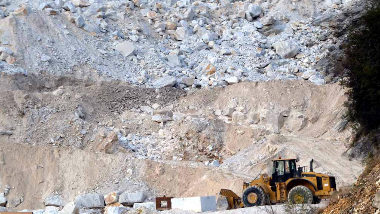 
	Una cava di marmo in una foto d'archivio

