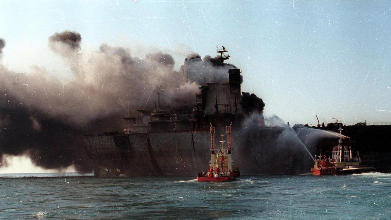 Il traghetto Moby Prince reduce dall'incendio a seguito della collisione con la petroliera "Agip Abruzzo" il 10 aprile 1991.ANSA
