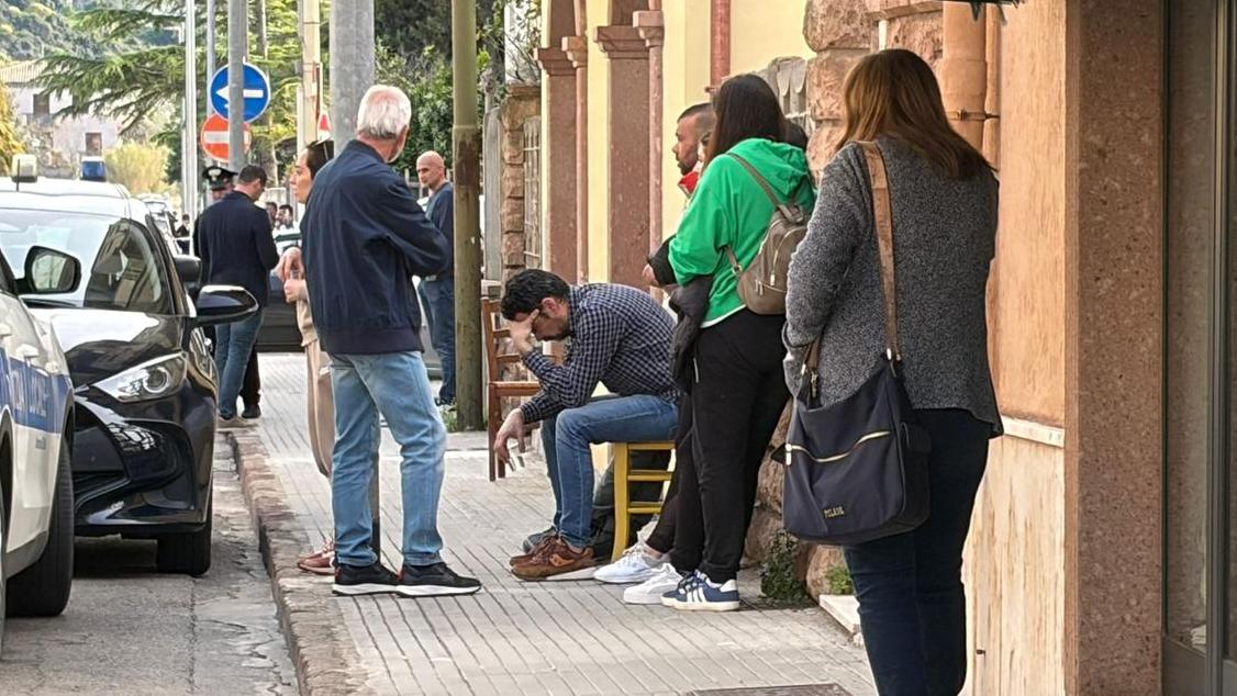 Bosa lo strazio dei fratelli davanti alla casa di famiglia in via Pischedda per l'uccisione del padre Giuseppe Pinna