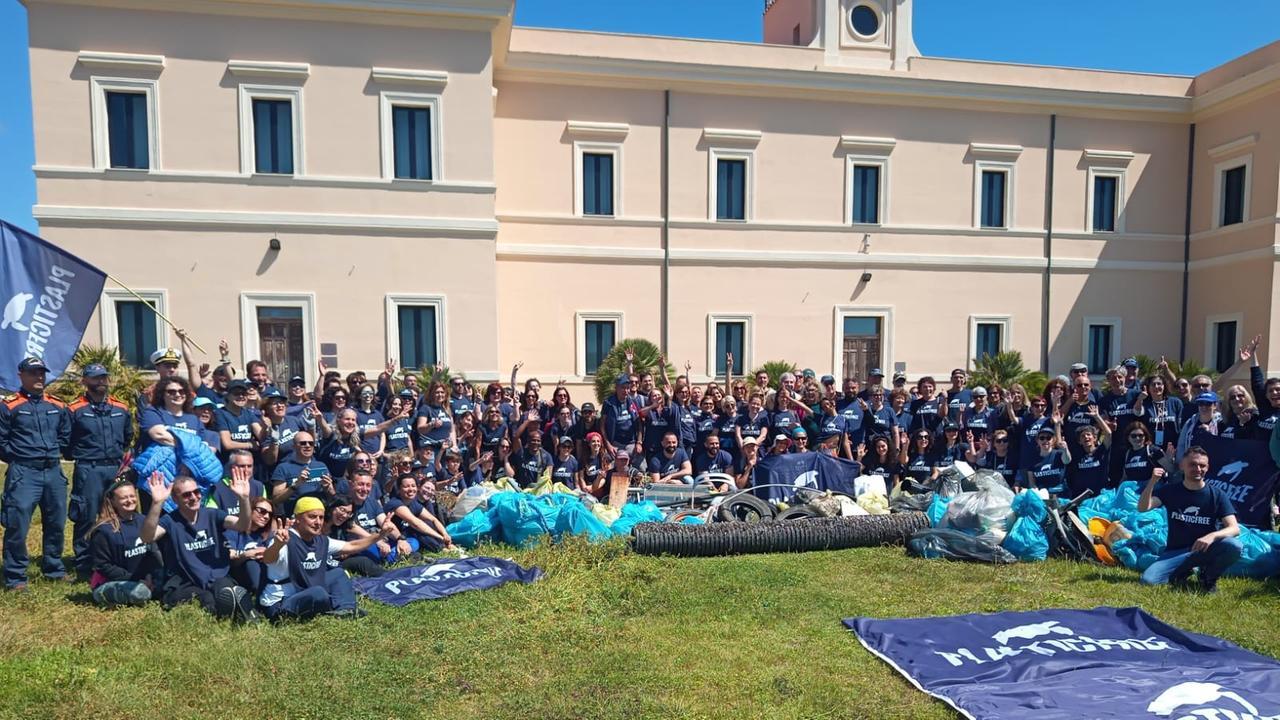 Asinara ancora più pulita grazie a Plastic Free, 200 volontari raccolgono quintali di rifiuti portati dal mare