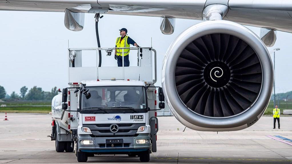 Cherosene, la lettera degli aeroporti Ue: «Ancora tre settimane e poi voli a rischio se non riapre Hormuz»