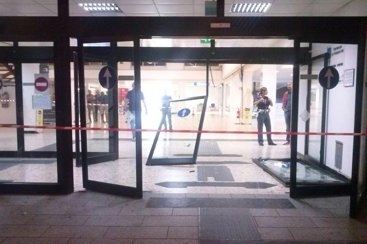 Assalto al bancomat dell’aeroporto di Alghero, un membro della banda si consegna alla polizia: ecco chi è