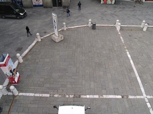 Lucca, perde il controllo del monopattino e picchia la testa su un panettone di pietra