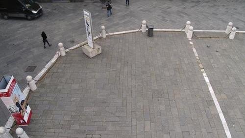 I panettoni in pietra sul perimetro di piazza San Michele